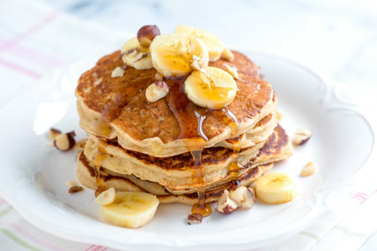 Pancakes-con-miel-y-platanos