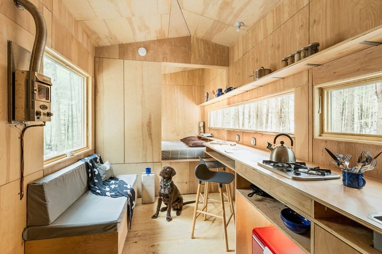 interior de cabaña de madera