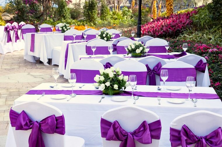 camino-mesa-color-purpura-mantel-blanco
