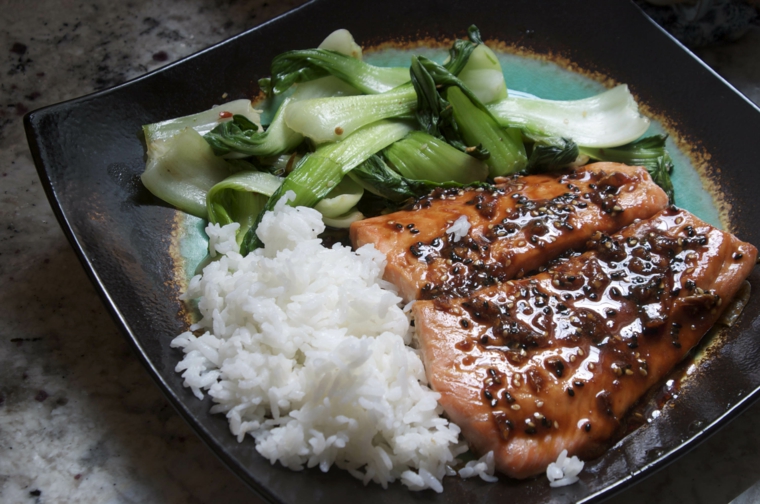 Salmón picante con Bok Choy y arroz