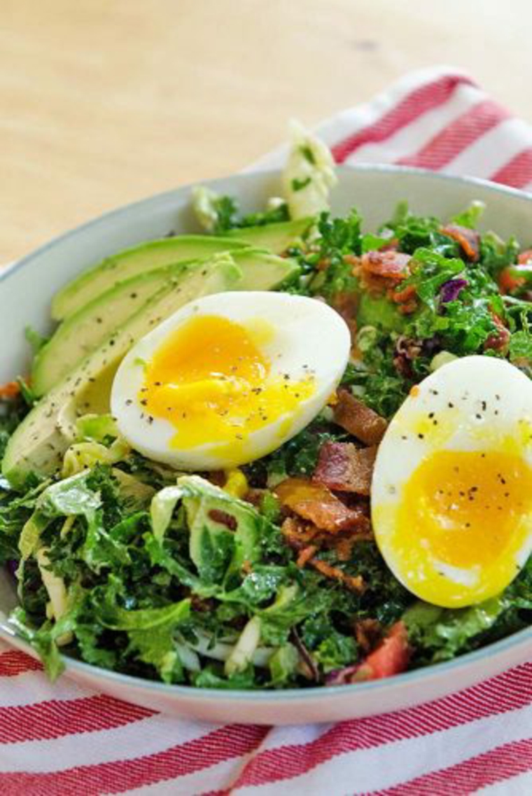 Ensalada con huevos blandos y aguacate