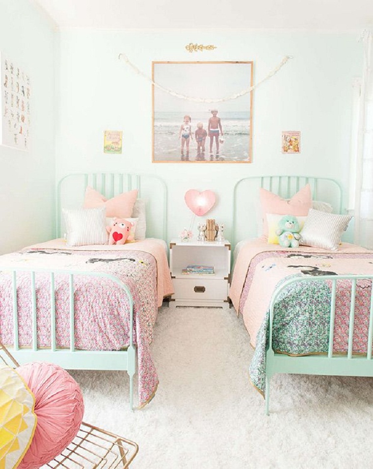 habitación infantil con dos camas