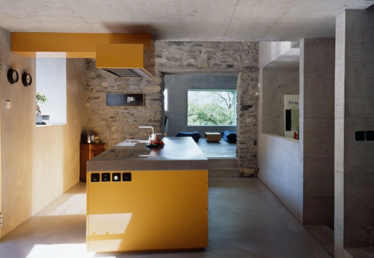 interior de cocina con pared de acento de piedra natural