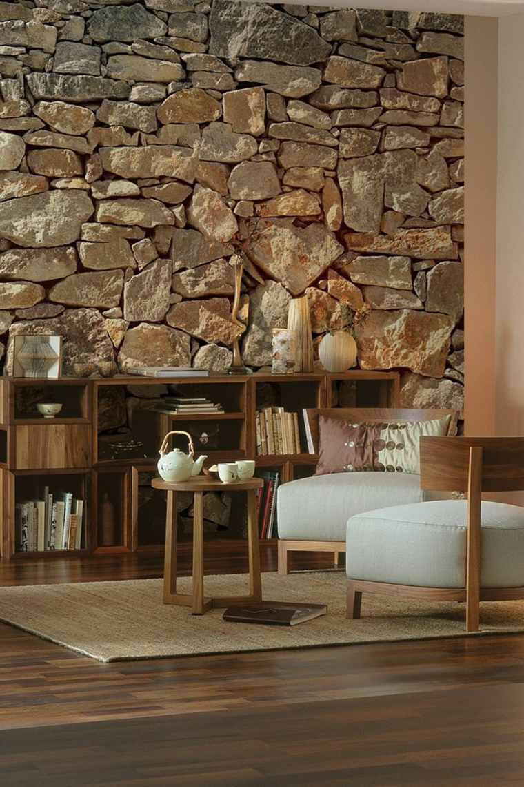 salón con pared de acento de piedra