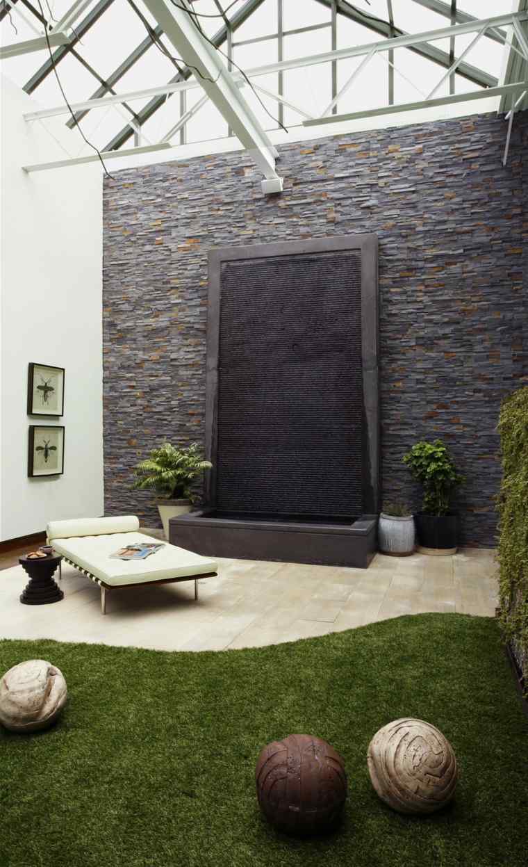 patio con pared de acento de piedra natural