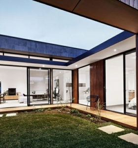 Patio interior envuelto por una casa moderna en Australia