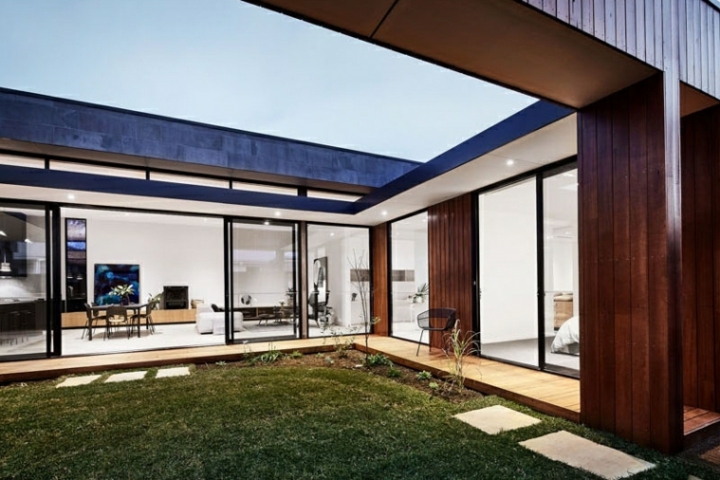 Patio interior envuelto por una casa moderna en Australia