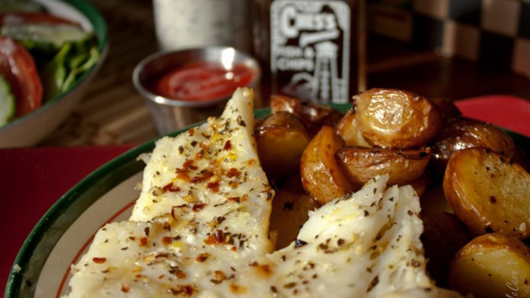 Bacalao asado y cebolletas con papas con especias