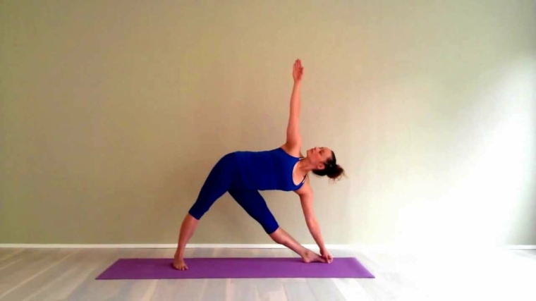 posiciones yoga-utthita-trikonasana