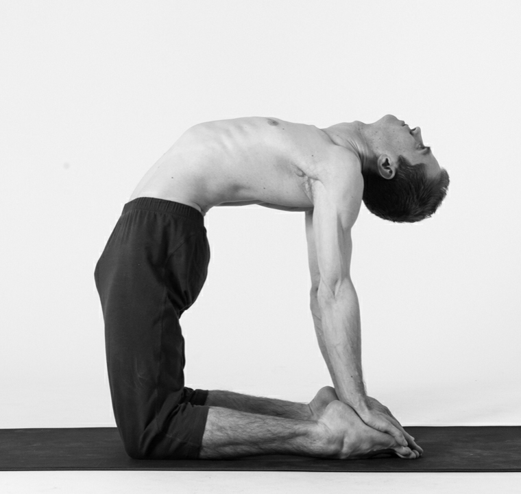 posturas de yoga para una persona-ustrasana