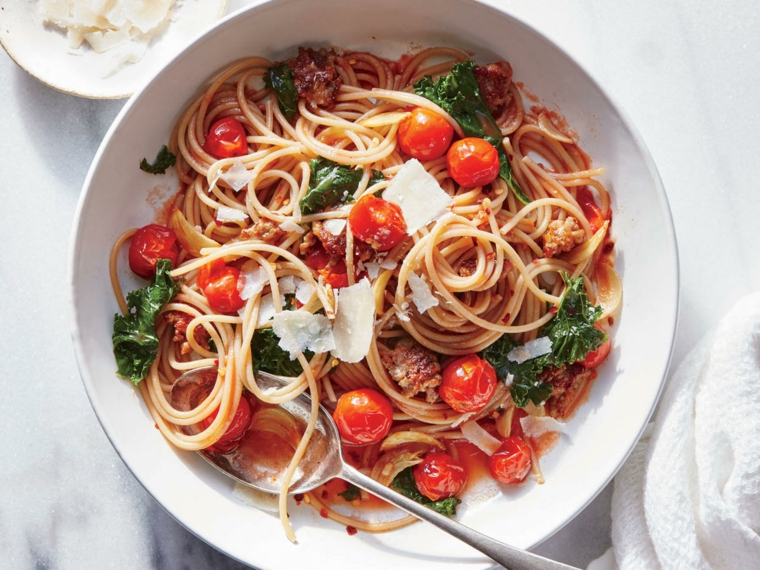 Espaguetis integrales con col rizada Garlicky y tomates