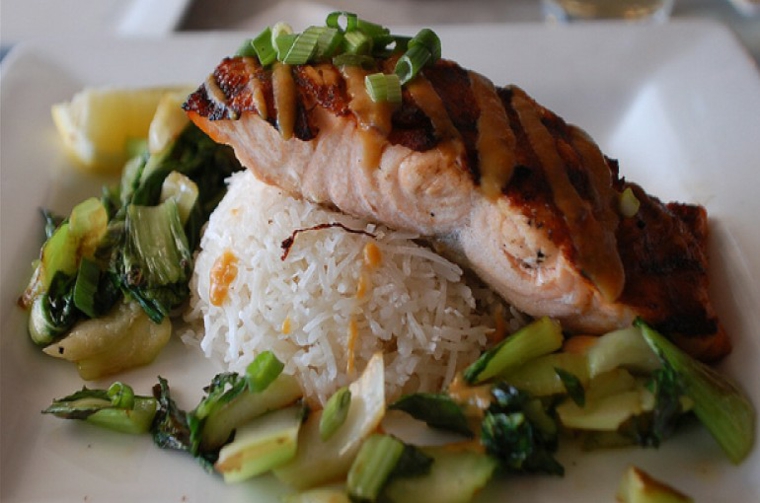 salmón con arroz
