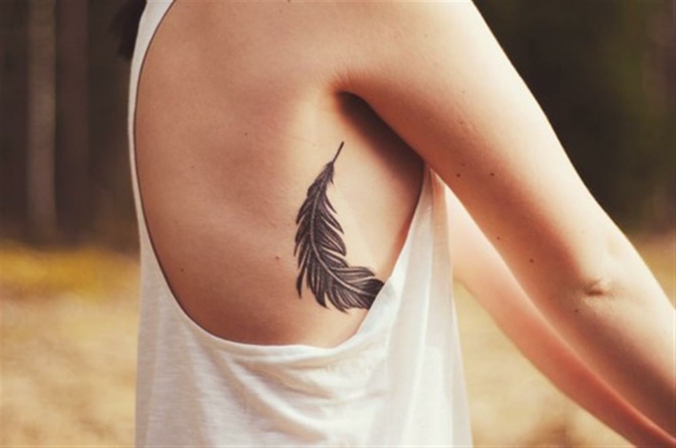 tatuajes pequenos-pluma-mujeres