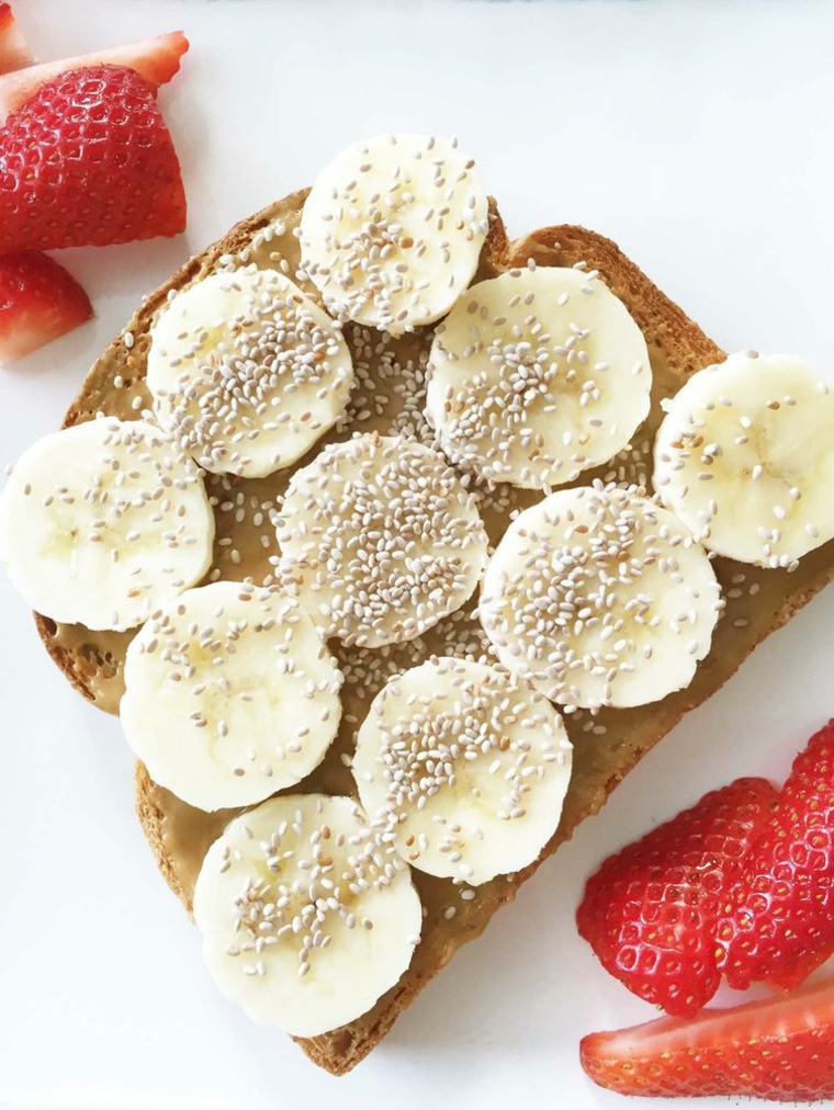 pan tostado con 1/2 banana en rodajas