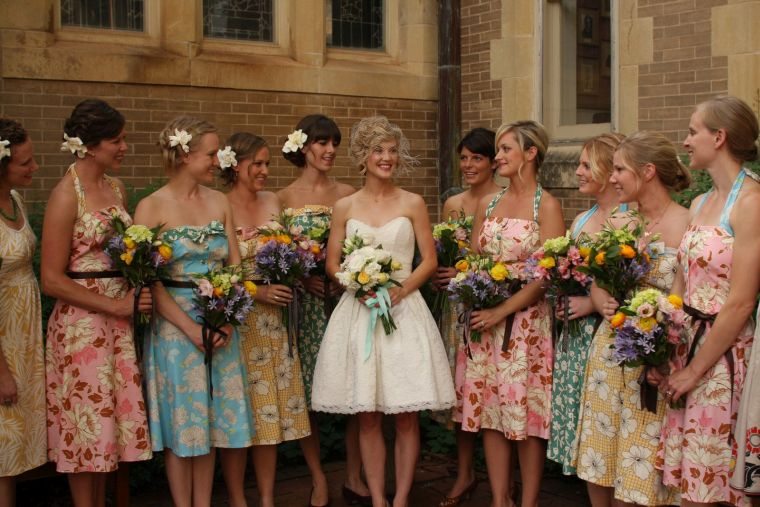 vestidos-dama-honor-modernos-boda-estampa-flores-colores-distintos