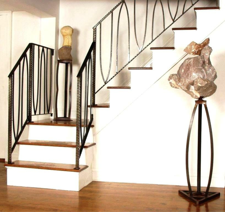 Escaleras modernas de interior - cómo elegir las barandillas correctas