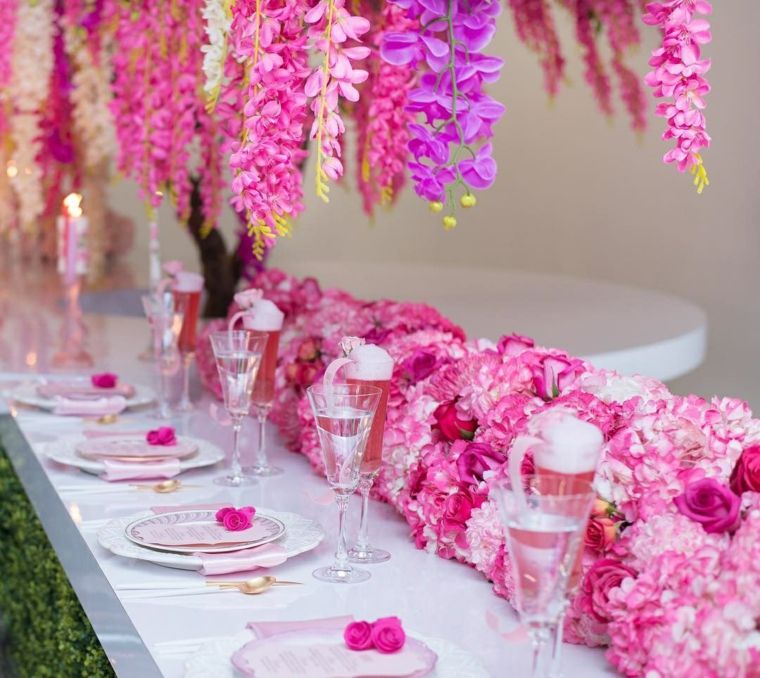 camino-flores-color-rosa-decorar-mesa
