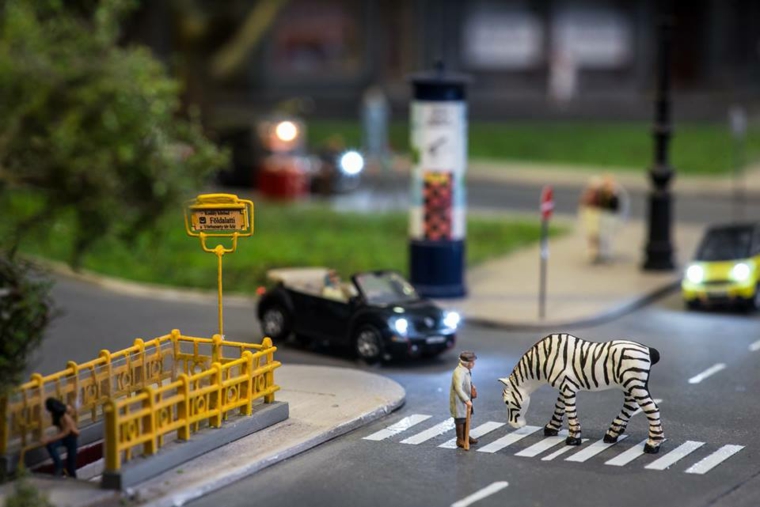 escenas con figuras en miniatura y objetos cotidianos