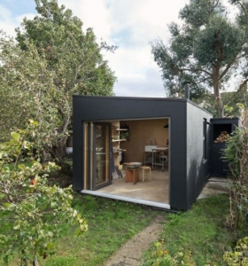 Cobertizo moderno en el jardín  trasero - Un diseño de Grey Griffiths Architects