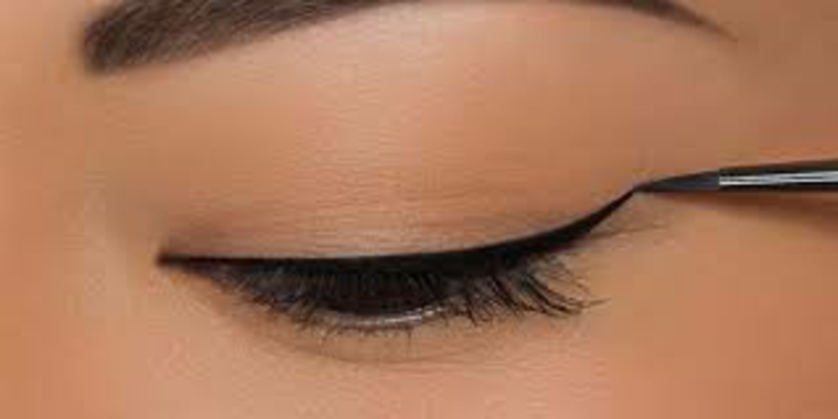 como aplicar eyeliner-estrecho