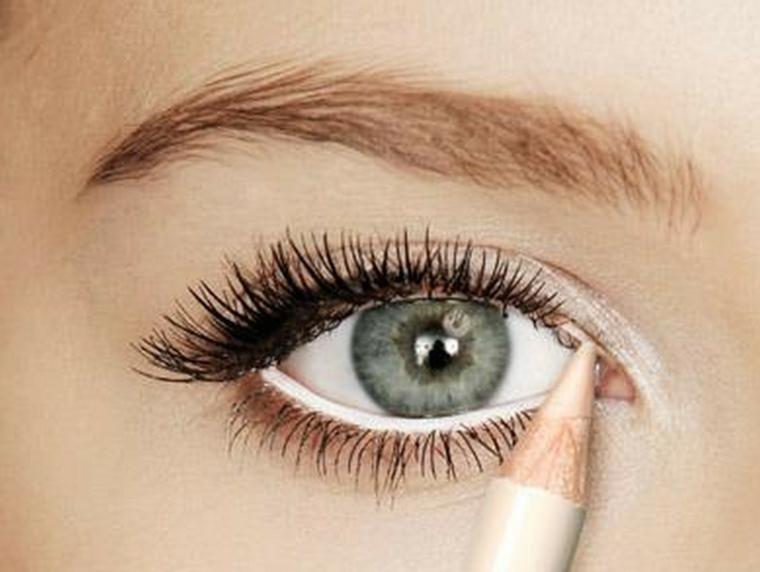como usar eyeliner-blanco