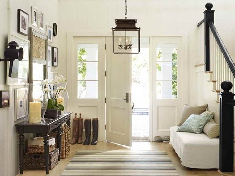 entradas modernas-mesa-auxiliar-madera-sofa-pequena