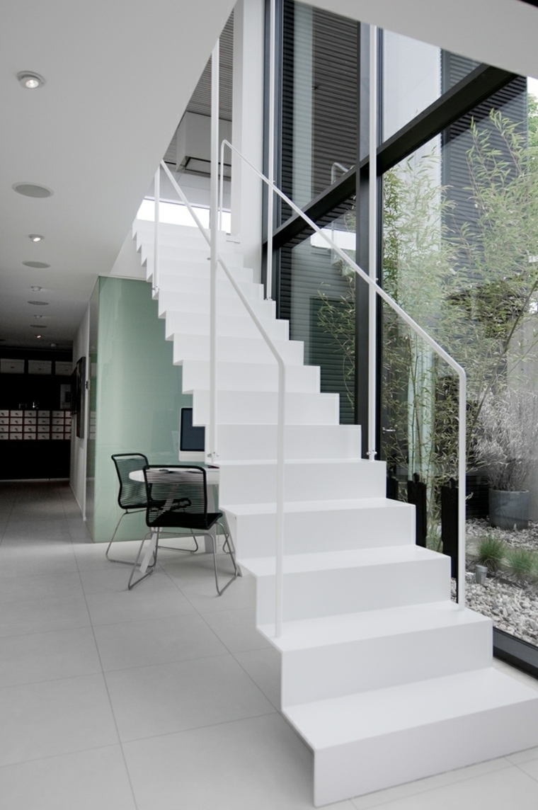 Escaleras modernas de estilo minimalista - menos es más