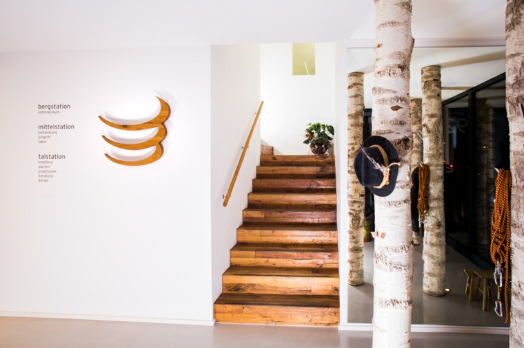 escalera con peldaños revestidos de madera