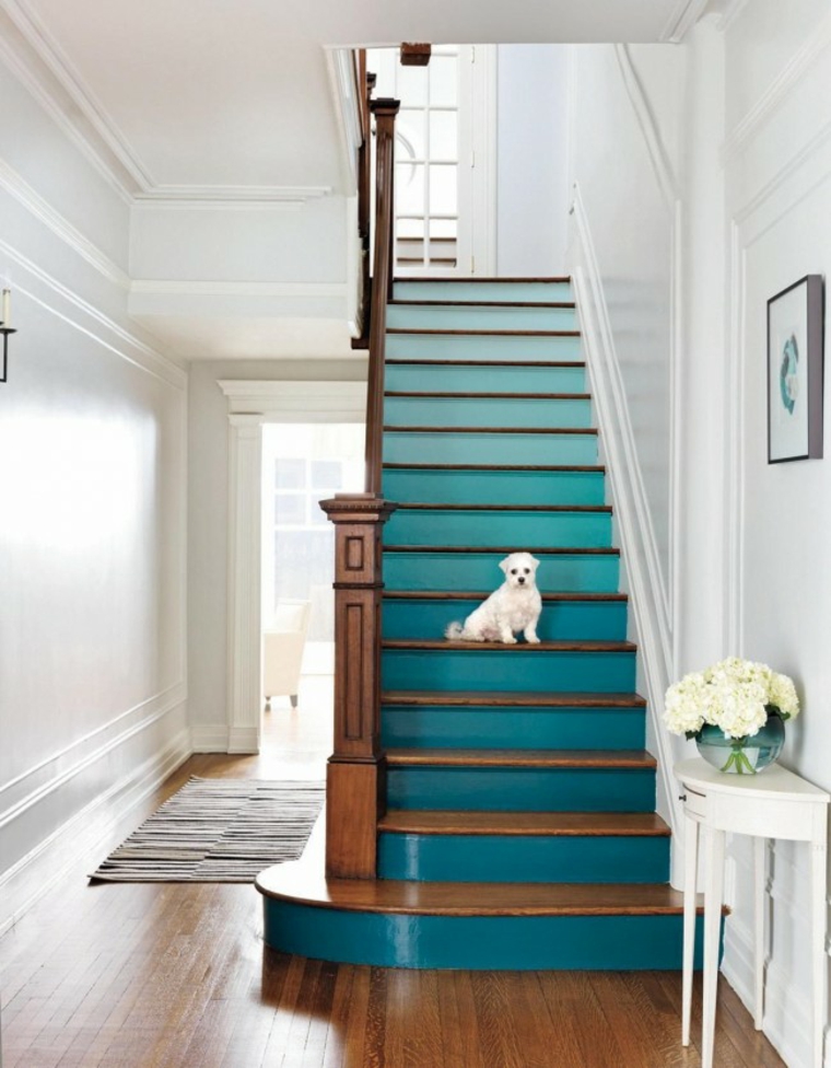 escalera con peldaños pintados al estilo ombré