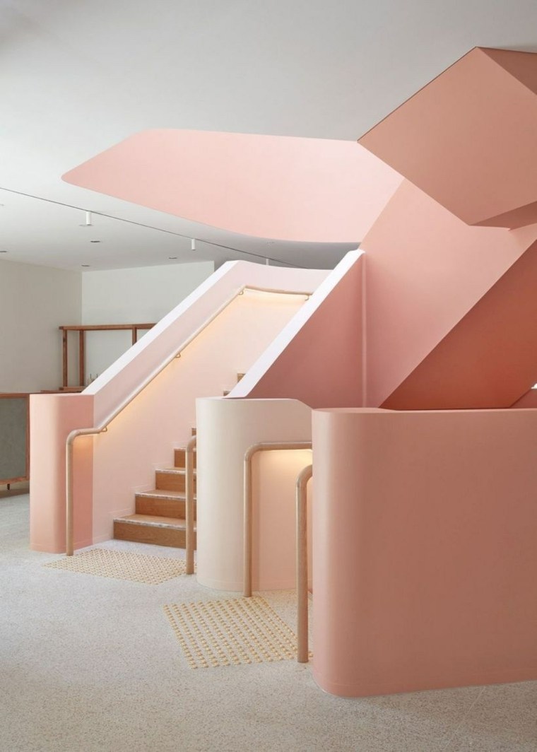 escalera de obra color rosa