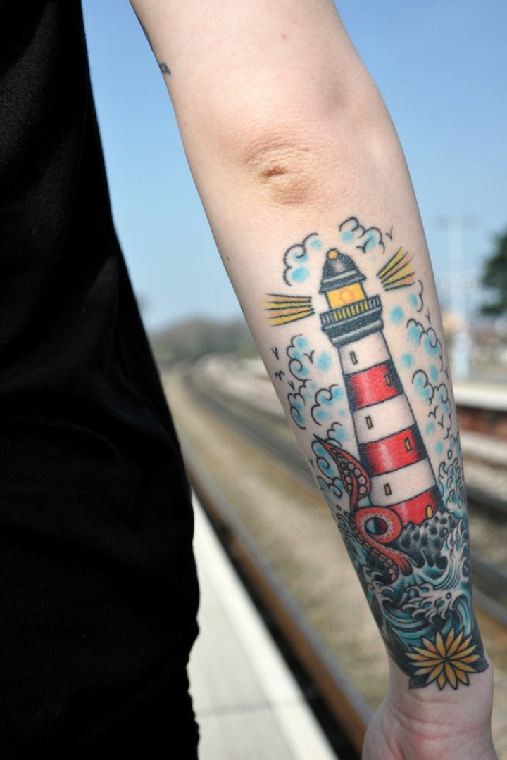 faro-colorido-tatuado-brazo