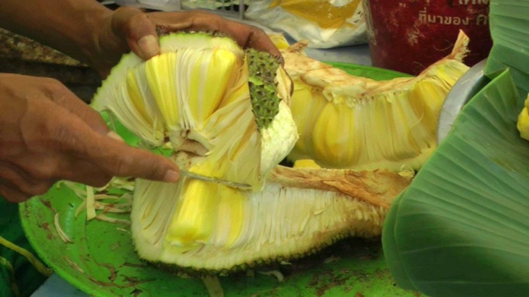 hombre-cortando jackfruit