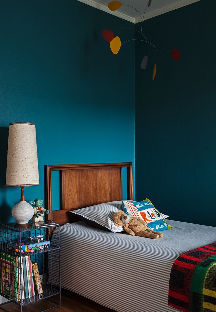 ideas-usar-colores-oscuros-cama-madera-estilo-moderno