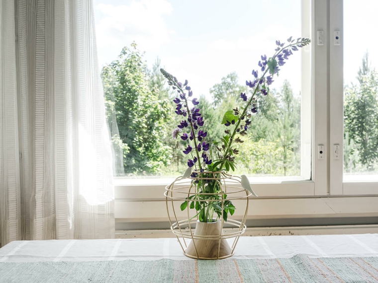 jarrones con flores en-la ventana