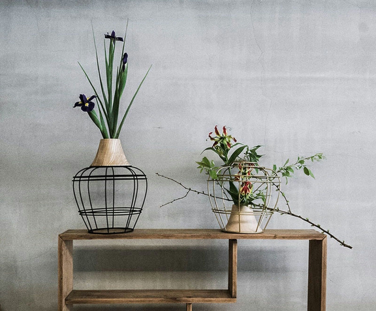jarrones con flores negro