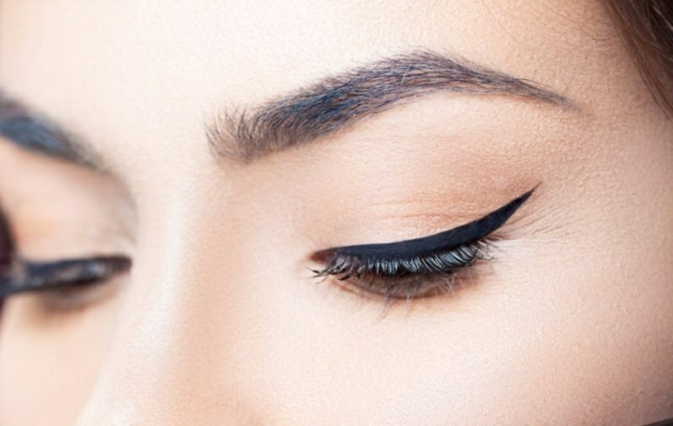 maquillaje eyeliner-aplicado-casa