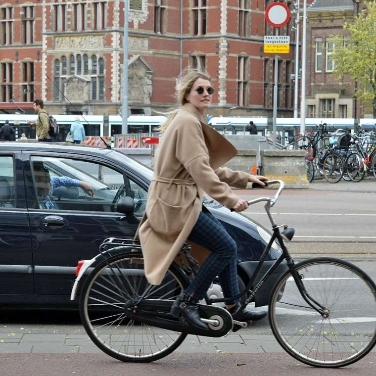 mujer-montando-en-bicicleta