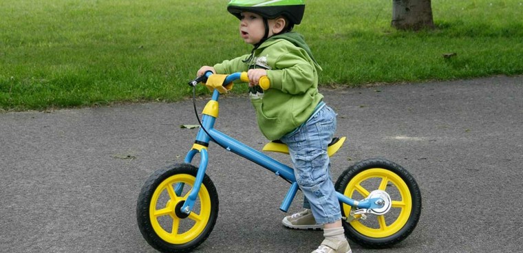 niño-pequeño-en-bicicleta