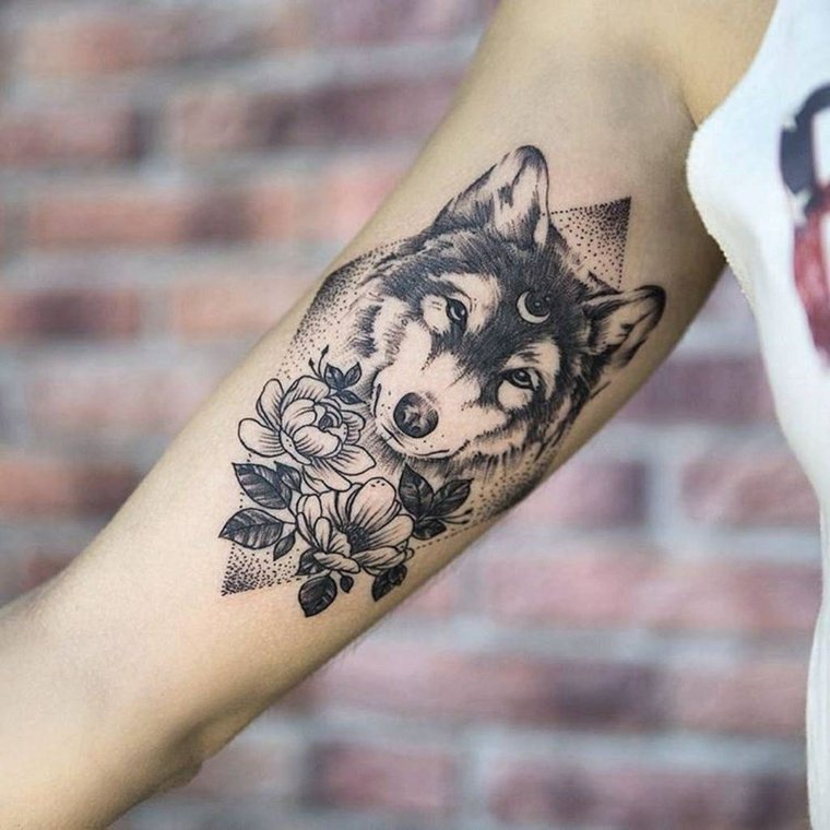 tatuaje lobo antebrazo-flores