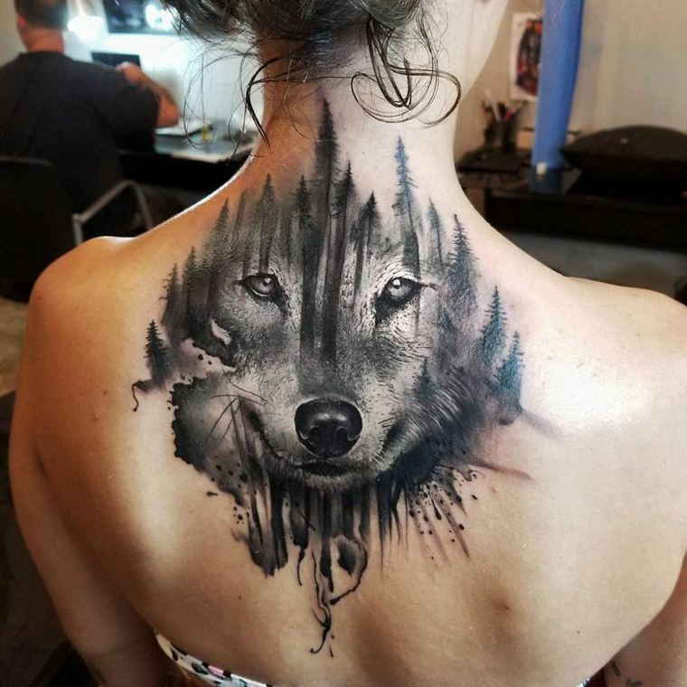 tatuajes de lobos-espalda-mujer