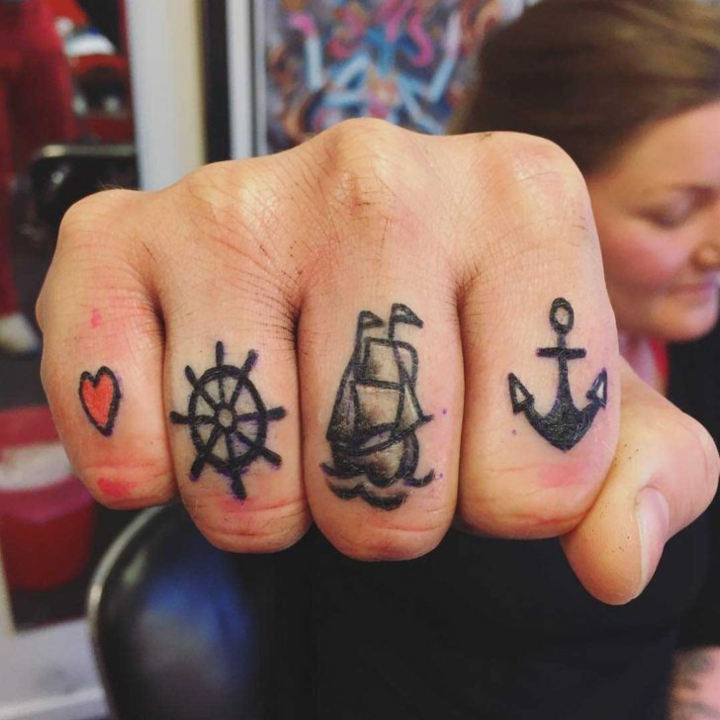 tatuajes marinos mano pequenos