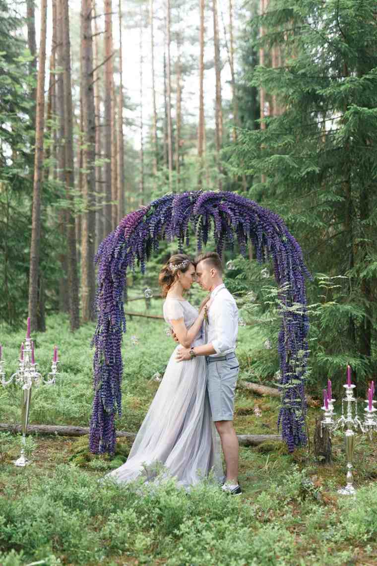 bodas-primavera-bosque-altar-lavanda