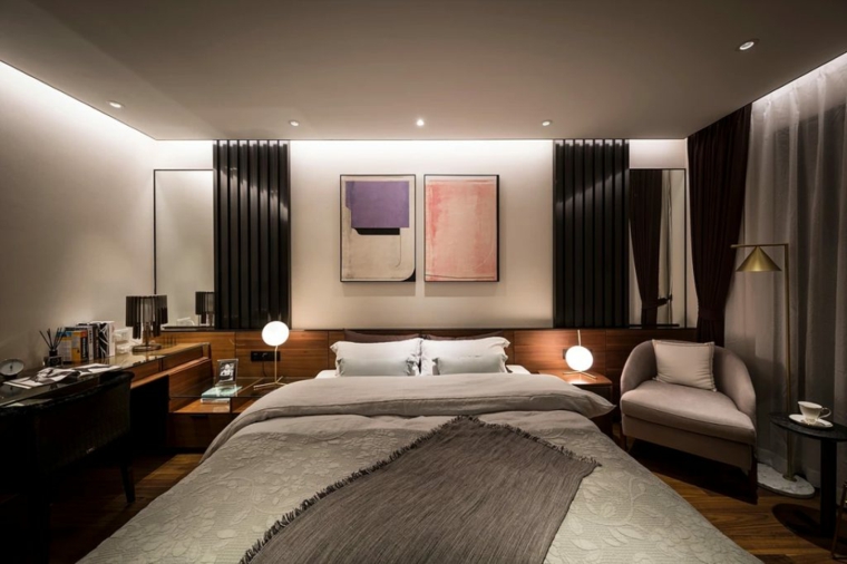dormitorio con cabecero de madera