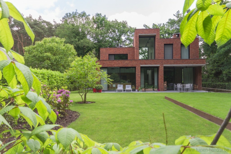 casa-roja-con-jardin