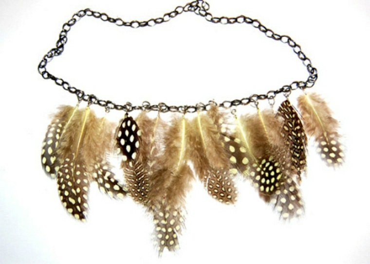 Pendientes y collares de plumas