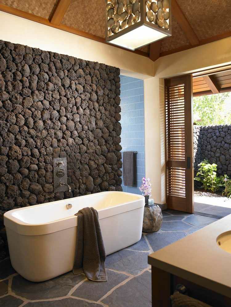 Baños modernos con piedra para crear ambientes frescos y naturales