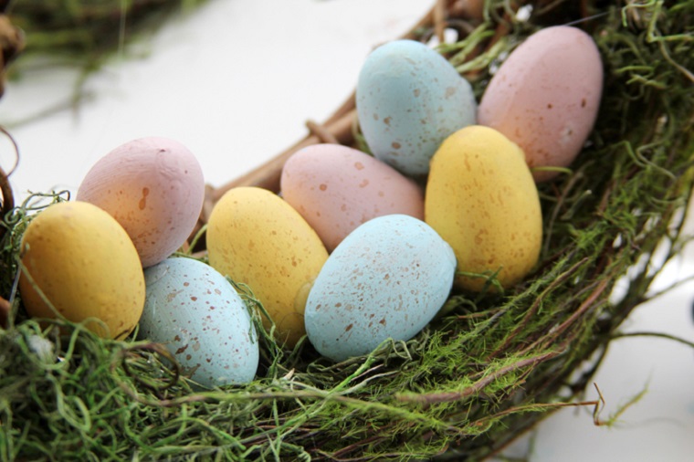 corona-musgo-ramas-madera-huevos