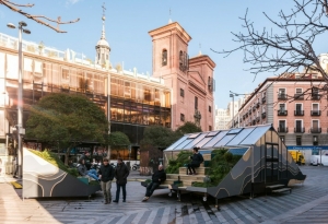 Oficina móvil con asientos al aire libre - diseñada por Enorme Studio y