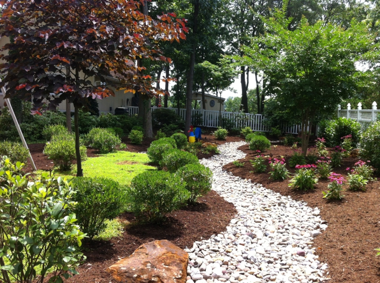 Río seco de piedras en el jardín - un hermoso punto focal para exterior