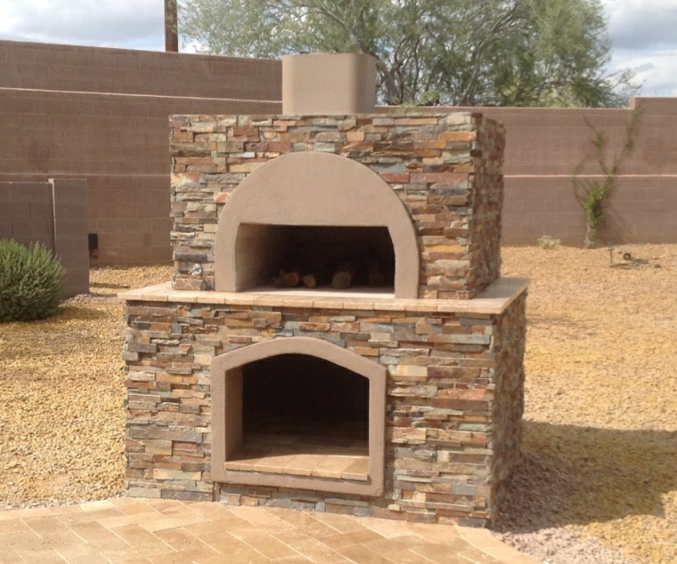 Barbacoa de piedra natural en el jardín - un placer asequible